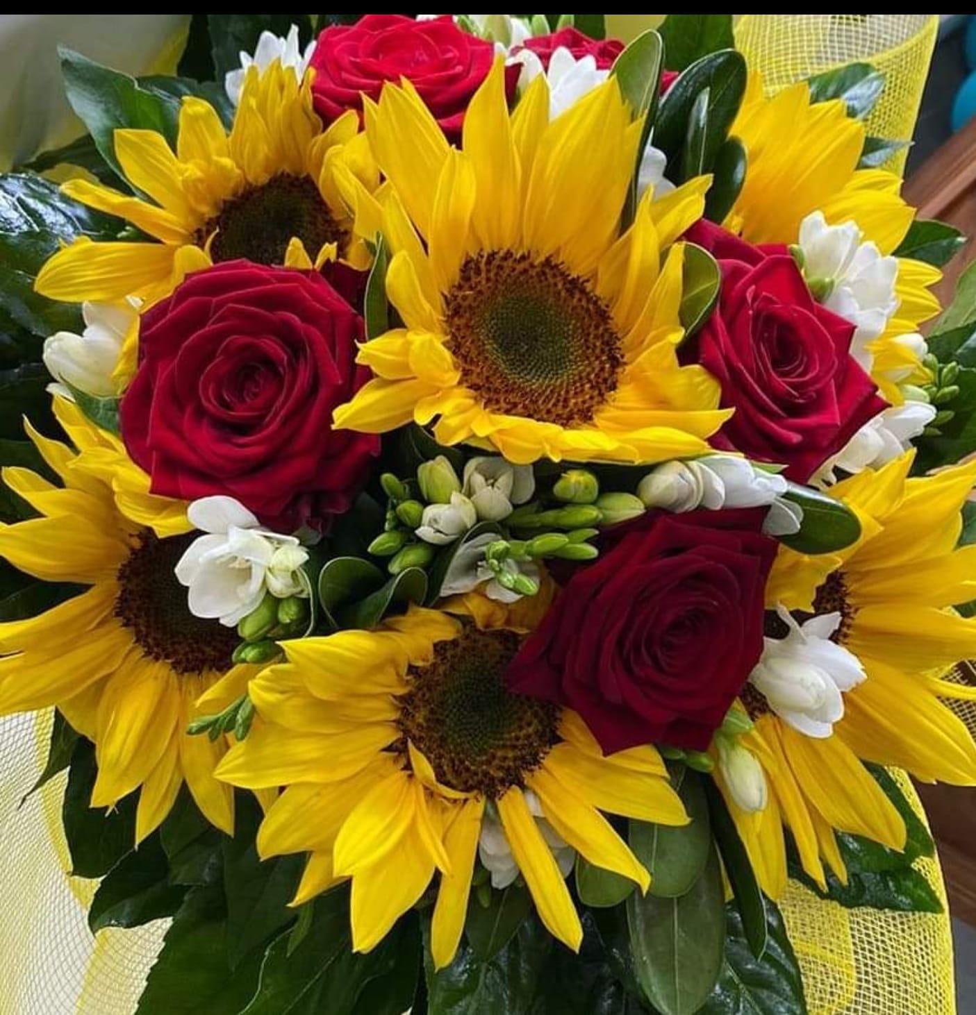 Bouquet Girasoli E Rose Rosse